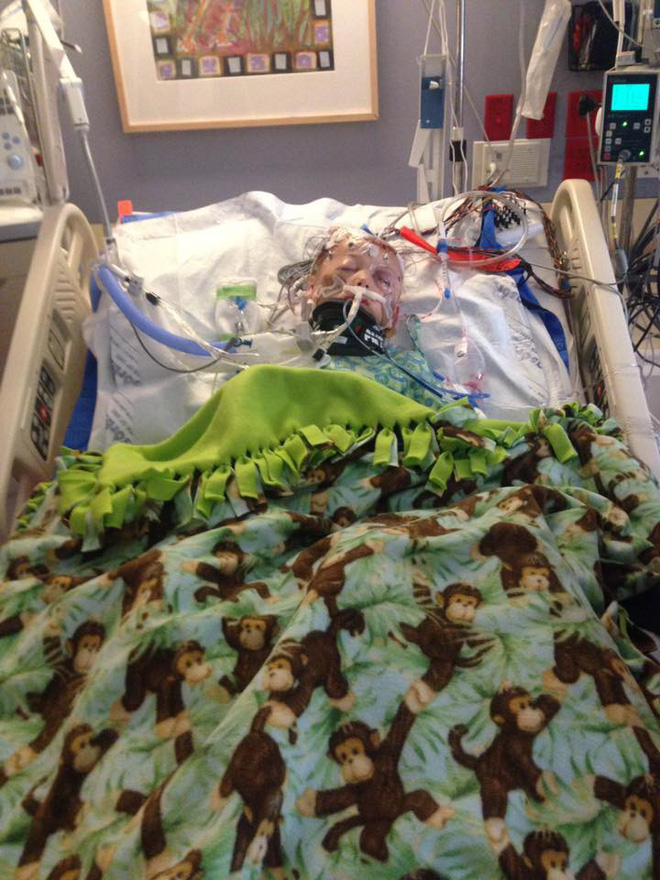 Ngày cậu bé 8 tuổi cùng em trai bị mẹ bắn vào đầu, không ai dám nghĩ ngày này sẽ đến